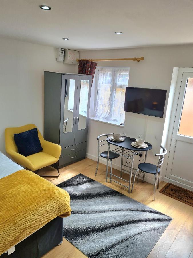 Lovely Central Studio/2Bed - 5Min To Train Station สลาว ภายนอก รูปภาพ