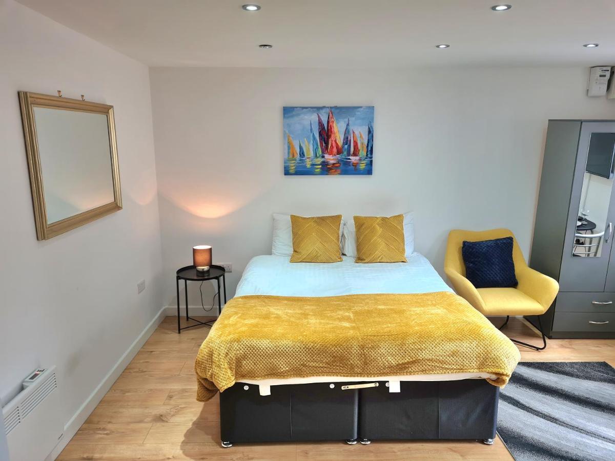 Lovely Central Studio/2Bed - 5Min To Train Station สลาว ภายนอก รูปภาพ